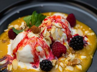 Кунжутне морозиво в манговій ванні (190g)