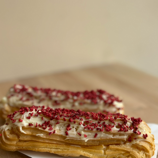 Ekler z posypką truskawkową 