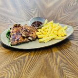 Coaste de porc la grătar și cartofi