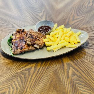 Coaste de porc la grătar și cartofi