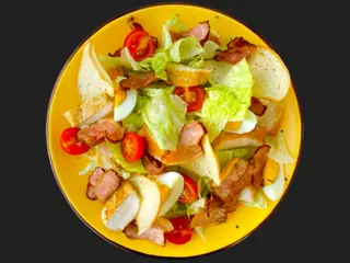 Цезар з курчам салат