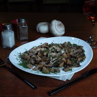 Ciuperci la tigaie cu usturoi si marar