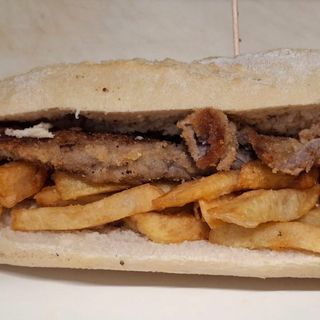    Bocadillo Escalope con patatas fritas