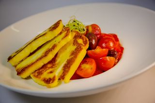 Salată cu halloumi și ardei copți