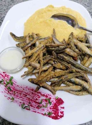 Hamsii Prajite cu Mamaliga si Mujdei