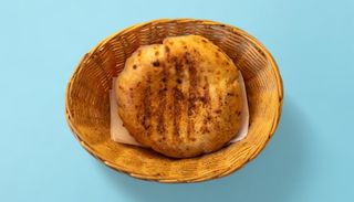 Домашна сръбска питка с масло и шарена сол (120г)