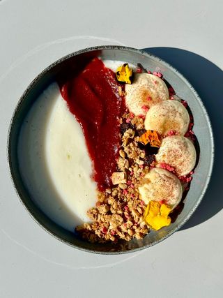 Солодкі сирнички з ванільним кремом, полуничним пюре і гранолою 350 г