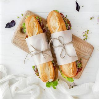 Bocadillo Jamón Serrano, queso y pimiento verde