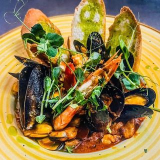 Tigaie de fructe de mare cu sos alb/rosu