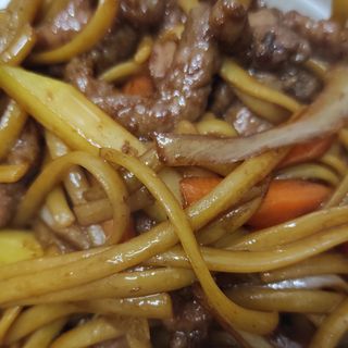 Tallarines fritos con ternera