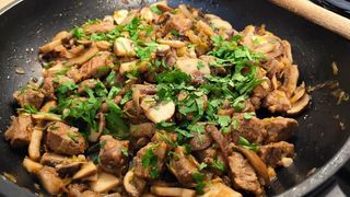 Свински късчета с лук и гъби (300гр)