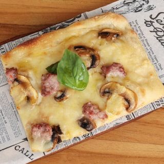 Trozos de pizza De Embutido y champinones