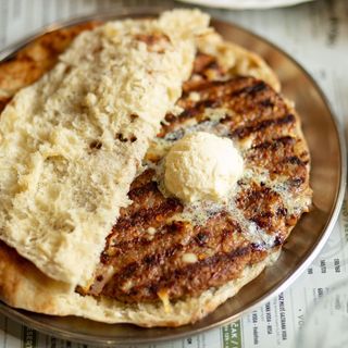 Pljeskavica  na kajmaku