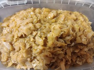 Młoda kapusta zasmarzana z koperkiem 