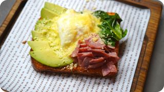 Тост -Бенедикт с куриным рулетом