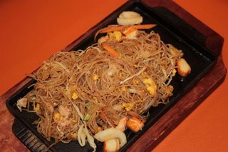 A84. Spaghetti di riso con frutti di mare alla piastra*