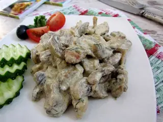 Курица в сливочном соусе с грибами 