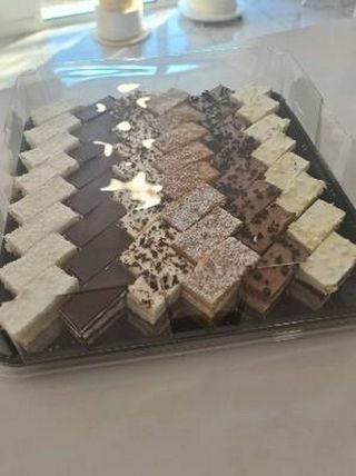 Platou cu 48 de bucăți prăjituri asortate