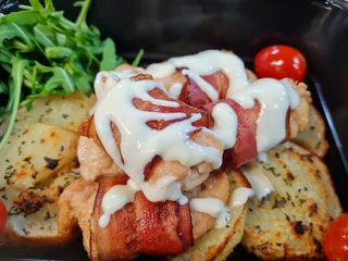 Rulouri de curcan invelit în bacon