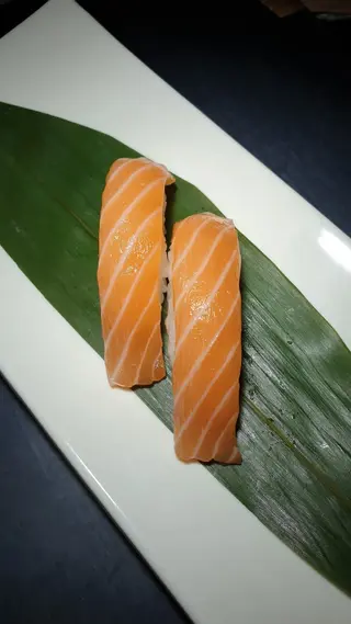 51. Nigiri sake - 2 pezzi