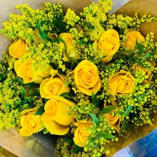 Un mazzo di rose gialle
