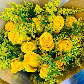 Un mazzo di rose gialle