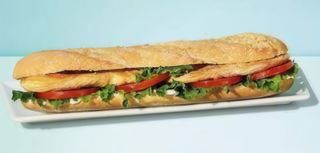 17. Bocadillo De Pechuga Pollo, Bacón, Queso Y Pimientos Rojos