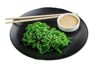 Sałatka wakame z sosem orzechowym (150g)