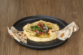 Hummus cu Tabbouleh și lipie