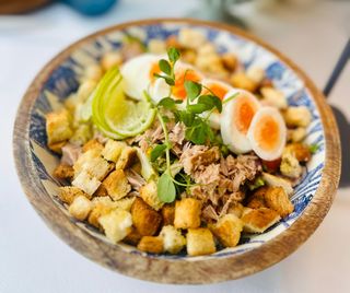 Salata mediteraneana cu crutoane si parmezan asezonata la alegere