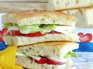 Schiacciata insalata, pomodoro e mozzarella