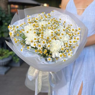 Міксовий букет  7 білих гвоздик і 15 ромашок в упакуванні 
