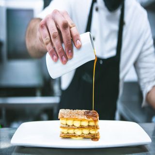 Milhojas Con Crema Y Salsa De Caramelo