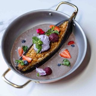 Запечений банан з лавандовим морозивом