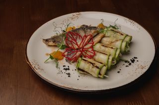 Дорадо с рулетиками из цукини