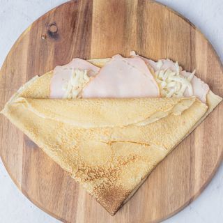 Palačinka sa pečenicom, pavlakom i kačkavaljem