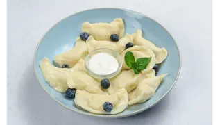 Pierogi z serem na słodko polewane śmietaną