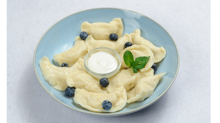 Pierogi z serem na słodko polewane śmietaną