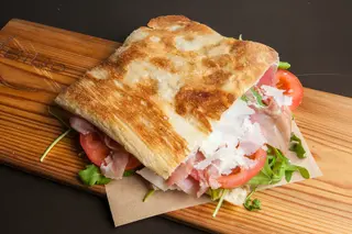 Kanapka focaccia z szynką i serem