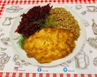 Kotlet schabowy z kaszą gryczaną i buraczkami