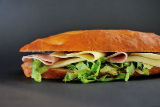 Sendvič sa purećom šunkom, sir, majoneza, zelena salata