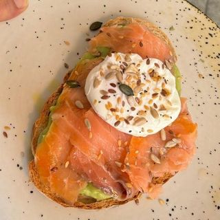 Tosta de Abacate, Salmão e Ovo Escalfado