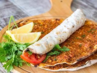 Lahmacun Mixto Con Ensalada