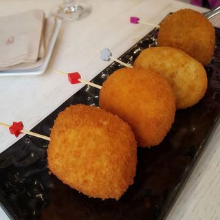 6 Croquetas de Borrajas con gulas al ajillo