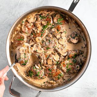 Pureći medaljoni u umaku od šampinjona s prilogom