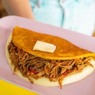 Cachapa con Queso de Mano y Mechada