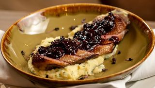 Pačje grudi sa sosom od šumskog voća