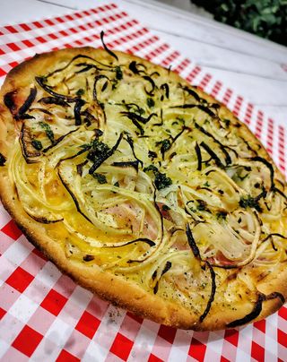 Fugazzeta De Panceta Y Huevo Frito (30 Cm.)