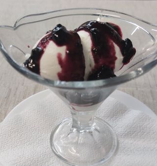 Цедено мляко със сладко от зелени смокини