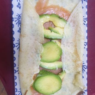 Crep salado de salmón con aguacate laminado 